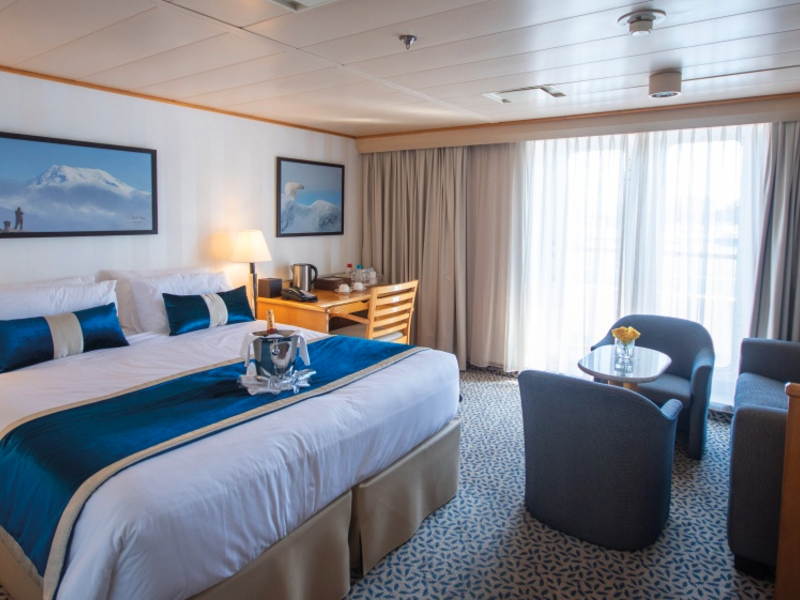 Riviera Suite With 1 Child's Extra Bed (Deck 6)